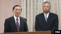 台灣外長林永樂(左)在立法院接受質詢（美國之音張永泰拍攝）