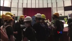 2019-07-01 美國之音視頻新聞: 大批示威者衝入香港立法會 懸掛香港殖民地旗