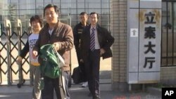 中國維權律師李方平(右)多次進出中國的法院為苦主爭取人權和權利。