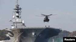 停靠在橫須賀軍事基地的日本出雲號直升機航母 - 資料照片