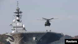 停靠在日本横须贺港的日本海上自卫队直升机护卫舰“出云号”（资料照片）