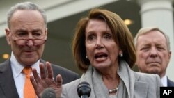 國會眾議院發言人佩洛西(右)與參院少數黨領袖舒默(左)1月九日與美國總統特朗普後白宮前發表講話。