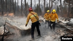 2018年11月17日美国加利福尼亚州消防员从移动车辆里寻找人体遗骸