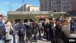 去年5月紅場閱兵彩排中停在莫斯科市中心的伊斯康德爾導彈發射車。