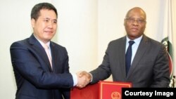 中國駐尼日利亞大使及西非國家經濟共同體大使周平劍和西共體委員會主席讓克勞德布魯 （照片來自西非經共體網站）