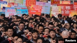 2018年3月12日，在中国河南省安阳市的一所高中，年度性全国“高考”之前，学生参加宣誓大会。