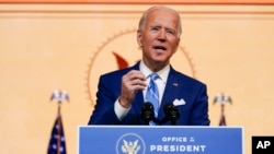 资料照片：拜登在特拉华州威尔明顿的女王剧院发表讲话。(2020年11月25日)