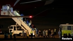 从“钻石公主号”游轮撤出的澳大利亚乘客在日本羽田机场登上澳大利亚包机。（2020年2月19日）