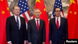 2019年3月29日美中貿易談判代表（左起）萊特希澤、劉鶴和努欽在北京合影。