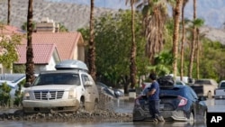 美国加利福尼亚州南部地区受热带风暴希拉里袭击后一些汽车陷入泥中。（2023年8月21日）