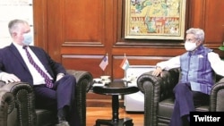 印度外長蘇杰生在推特上公佈的他與美國副國務卿比根在印度新德里會談的照片。(2020年10月12日)