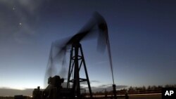 在這張2012年3月6日拍攝的照片中可以看到石油鑽井設備正在美國堪薩斯州格林斯堡附近的油井上運作。