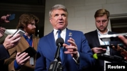 美眾院外委會主席麥可‧麥考爾在國會山莊接受記者採訪。（美聯社，2023年9月21日）