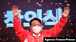 资料照：2021年11月5日，来自韩国主要发对党国民力量党的前检察总长尹锡悦在被选为该党的候选人后在首尔向人群挥手（法新社）。
