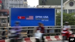 越南民眾觀看有關美朝二次峰會的廣告招牌和視頻（2019年2月21日）