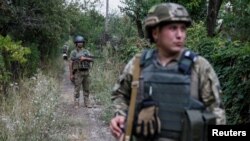 俄罗斯军人守卫在靠近前线的阵地 （资料图）