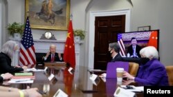 美國財長耶倫（右一）列席總統拜登與中國國家主席習近平的視訊對話。(路透社2021年11月15日)