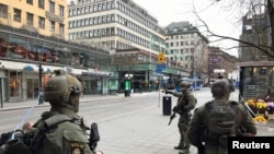 守衛在斯德哥爾摩襲擊現場附近的瑞典警察（2017年4月7日）