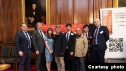 “香港自由委員會基金會”（The Committee for Freedom in Hong Kong Foundation）傳訊與傳媒助理張晞晴（圖左三）（照片來源：香港自由委員會基金會）