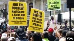 2015年5月2日，示威者在巴尔的摩要求解除宵禁。