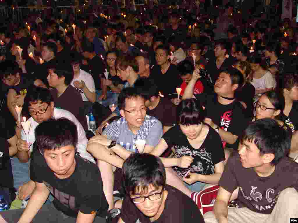 香港市民纪念六四24周年烛光晚会 （美国之音海彦拍摄） 