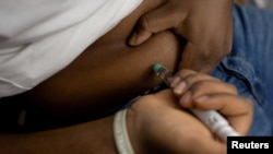 ຄົນ​ໄຂ້​ເບົາ​ຫວານ​ປະ​ເພດ​ທີ 2 ສັກ​ອິນ​ສຸ​ລິນ​ໃຫ້​ຕົນ​ເອງ ກ່ອນ​ການ​ອາ​ຫານ​ແລງ ຢູ່​ບ້ານ​ຂອງ​ລາວ​ໃນ​ເມືອງ ເກຼນາ​ເດັນ, ລັດ ແມ​ຣີ​ແລນ, 15 ກໍ​ລະ​ກົດ 2021.