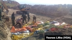 救援人员在印度尼西亚帕卢掩埋地震和海啸的死难者。（2018年10月1日）