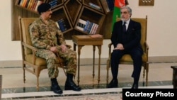 2015年12月27日巴基斯坦的军事领导人谢里夫(左)会晤阿富汗首席执行官阿卜杜拉