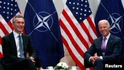 時任美國副總統的拜登在慕尼黑安全會議上與北約秘書長斯托爾滕貝格舉行會晤（路透社2015年2月7日）