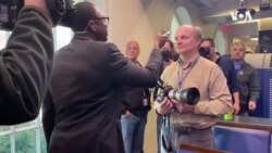 白宮記者參加總統記者會先測體溫