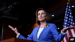 众议院议长佩洛西在国会山的一次记者会上讲话。(2019年7月26日)