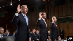 Слева направо: Адам Хикки, Билл Пристэп и Майкл Горовиц. Юридический комитет Сената США. Вашингтон. 26 июля 2017 г.