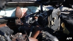 2024年11月30日，一名男子在加沙走廊南部的汗尤尼斯檢查一輛遭以色列襲擊的汽車，據報道，這次襲擊造成5人死亡，其中包括三名世界中央廚房(WCK)的員工。