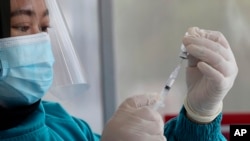 雅加達一名醫生在公共衛生機構為註射新冠肺炎疫苗做準備。 （2021年1月14日）