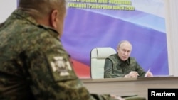 ປະທານາທິບໍດີ ວລາດີເມຍ ປູຕິນ ຂອງຣັດເຊຍ ກ່າວເມື່ອວັນພະຫັດວານນີ້ວ່າຣັດເຊຍໄດ້ກັກຂັງທະຫານຢູເຄຣນທີ່ເຫຼືອຢູ່ໃນພາກພື້ນເຄີຣກ ທາງຕາເວນຕົກຂອງປະເທດ.