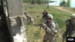 美國波蘭練兵，一路拼殺，進入一座廢樓。（視頻截圖）