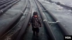 在俄羅斯社交網絡上流傳的照片顯示，中國投資興建的瓶裝水廠已在貝加爾湖上架設了許多抽水管道。