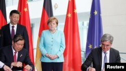 中德兩國領導人在柏林簽署經濟合作協議。(2017年7月5日)