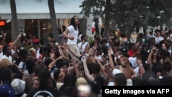 資料照片：春假期間聚集在佛羅里達州邁阿密海灘市街頭狂歡的大學生。 (2021年3月19日)