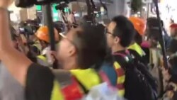 香港警務人員懷疑打扮成示威者混入示威群眾