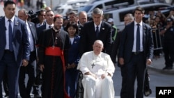 羅馬天主教教宗方濟各2023年9月1日在教廷駐蒙古首都烏拉巴托使館（the Apostolic Nunciature）接受歡迎儀式。(Photo by Anand TUMURTOGOO / AFP)