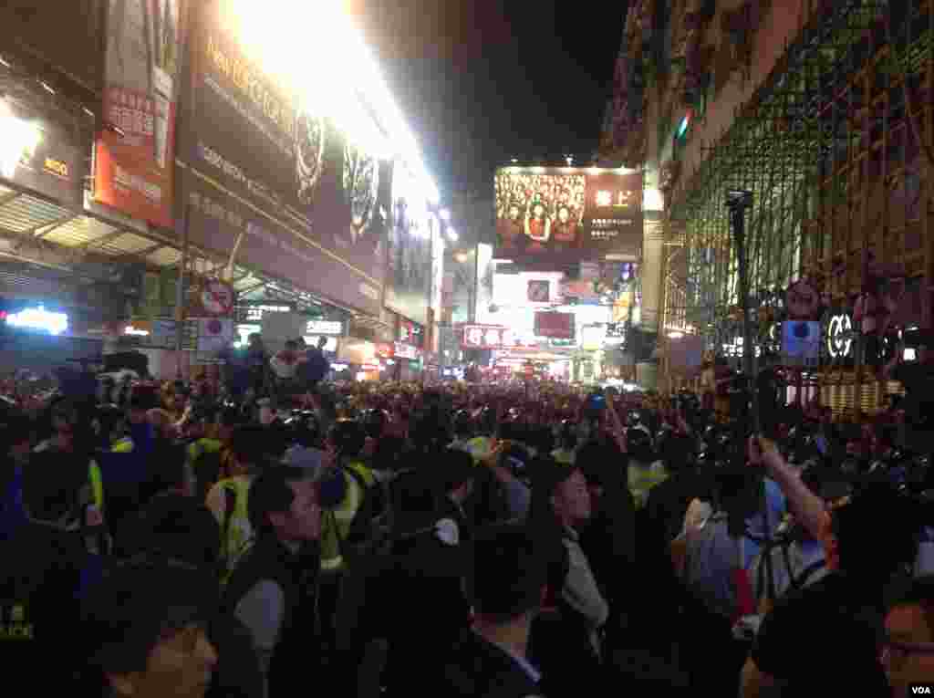 大批市民连续第二晚在旺角与警方“巷战” （美国之音海彦拍摄 ）