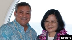 關島總督卡爾沃與來訪的台灣總統蔡英文合影（2017年11月3日）