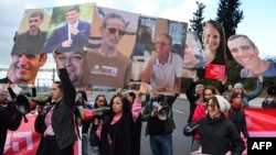 2025年2月13日，以色列人质的亲属和支持者举行抗议活动封锁了特拉维夫的阿亚隆高速公路，呼吁释放所有人质。