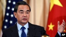 在华盛顿访问的中国外长王毅