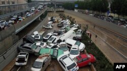 大量浸泡在水中的汽車擁堵在鄭州市一隧道入口處。 （2021年7月22日）