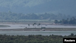 ຜູ້ຄົນທີ່ສາມາດແນມເຫັນໃນຝັ່ງຂອງມຽນມາ, ໃນຂະນະທີ່ຄວາມຂັດແຍ້ງຍັງຄົງດໍາເນີນຕໍ່ເນື່ອງ ໃນລັດຣາໄຄນ໌ຂອງມຽນມາ, ໃນບໍລິເວນເທັກເນຟ ຂອງເຂດຄັອກບາຊາ ໃນບັງກລາແດັສ, ວັນທີ 24 ມິຖຸນາ 2024.