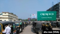 印度對中國的貿易逆差巨大，這也是印度反彈的原因之一。圖為印度街頭隨處可見的中國手機廣告標牌。（美國之音朱諾拍攝，2016年11月03日）