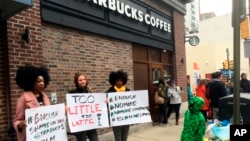 2018年4月15日，示威者在費城一家發生黑人男子被捕事件的星巴克咖啡店外抗議。