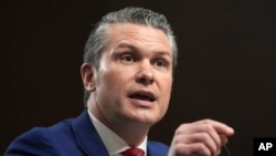 美國國防部長提名人海格塞斯1月14日在參議院回答議員提問。（美聯社照片）